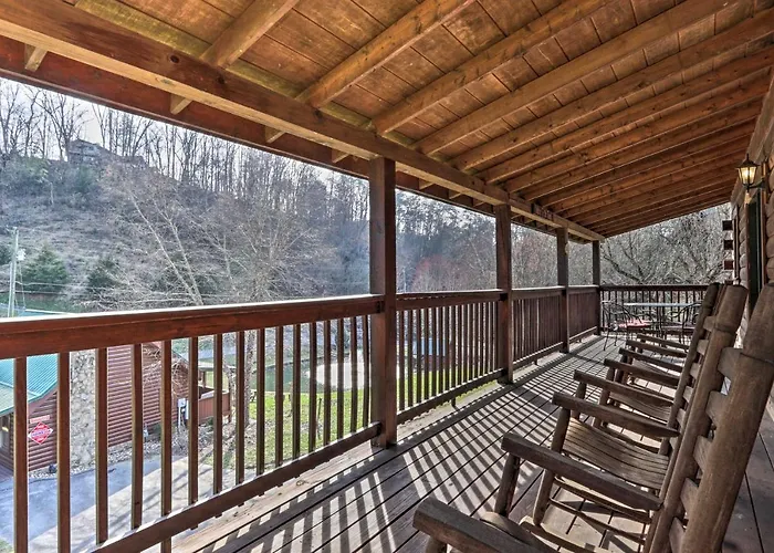 Smoky Mountain Cabin With Game Room And Hot Tub!