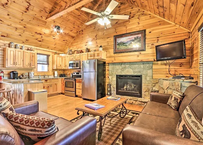 Smoky Mountain Cabin With Game Room And Hot Tub!