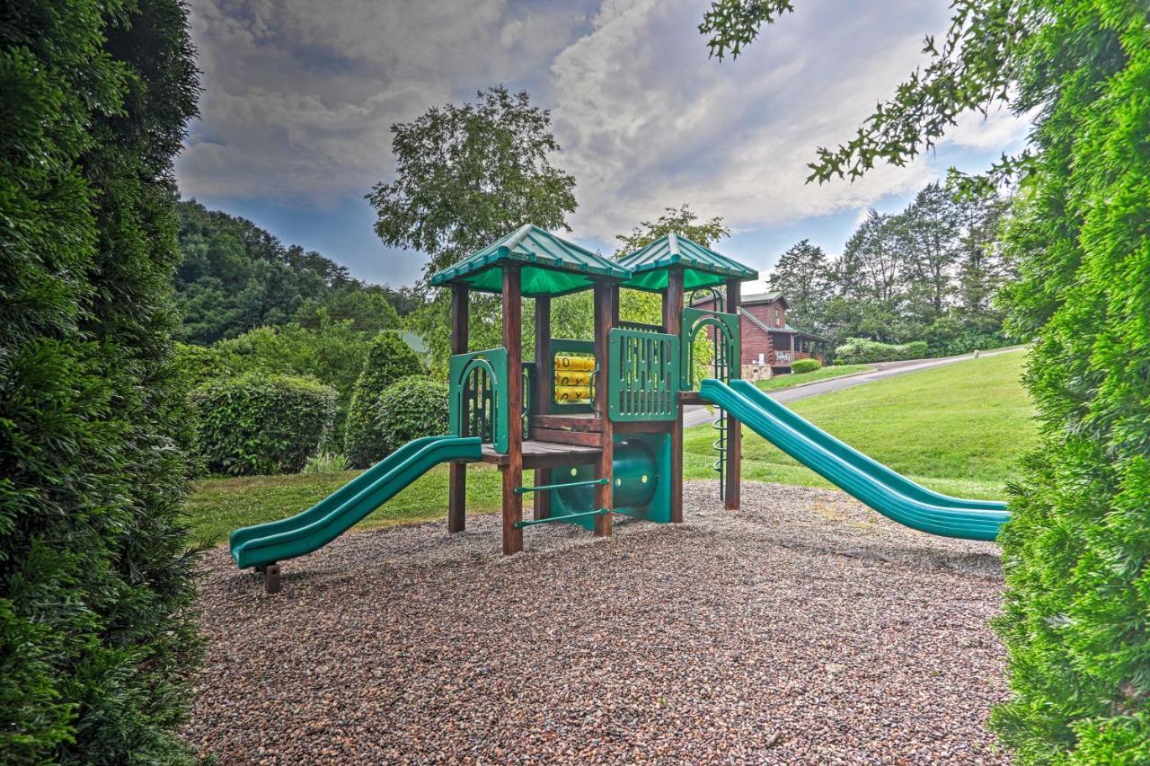 Hébergement de vacances Smoky Mountain With Game And Hot Tub!