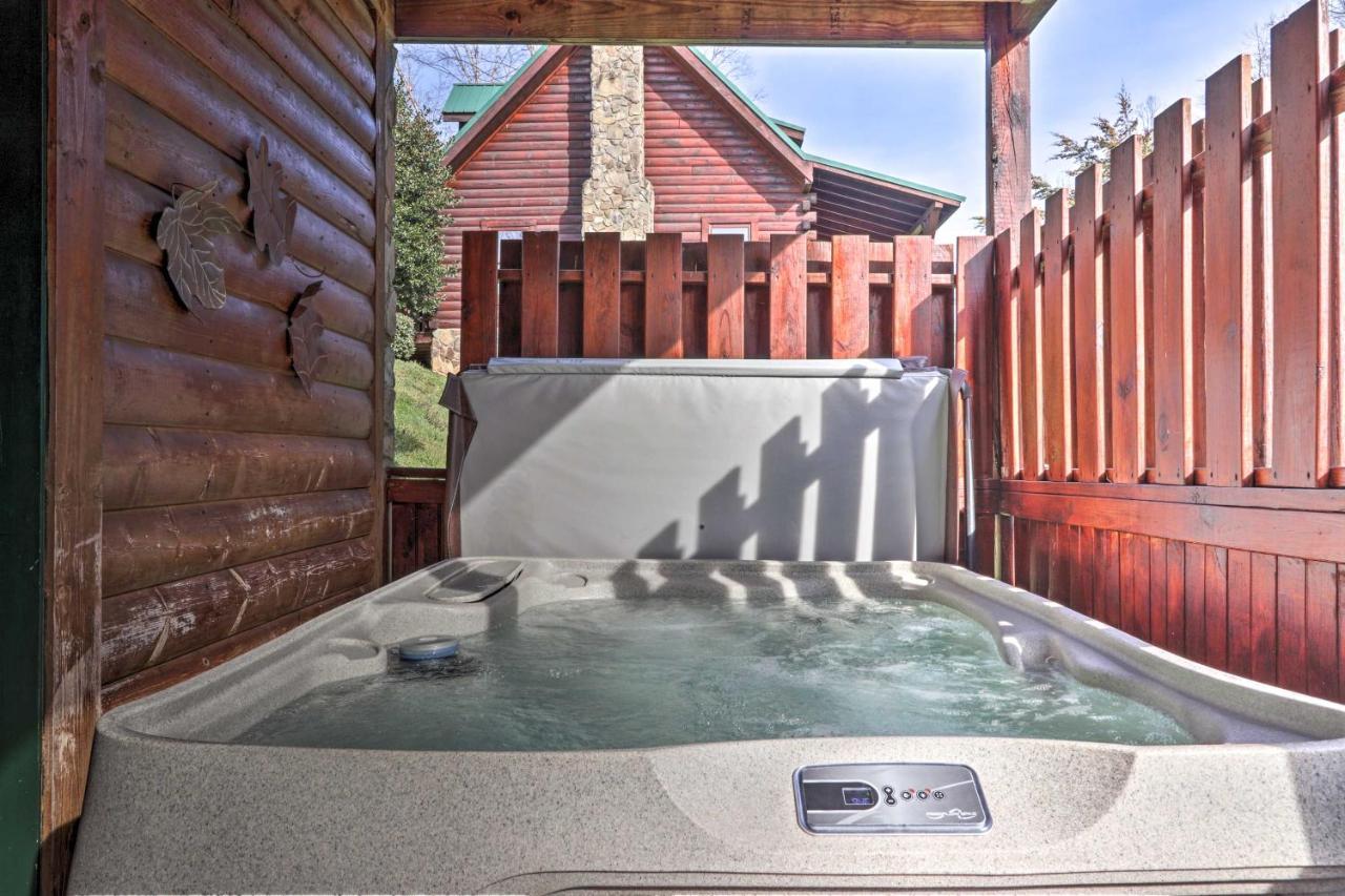 Hébergement de vacances Smoky Mountain With Game And Hot Tub! Pigeon Forge