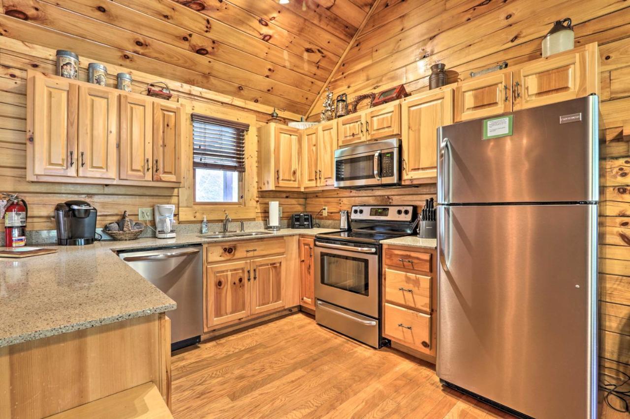 Hébergement de vacances Smoky Mountain With Game And Hot Tub!