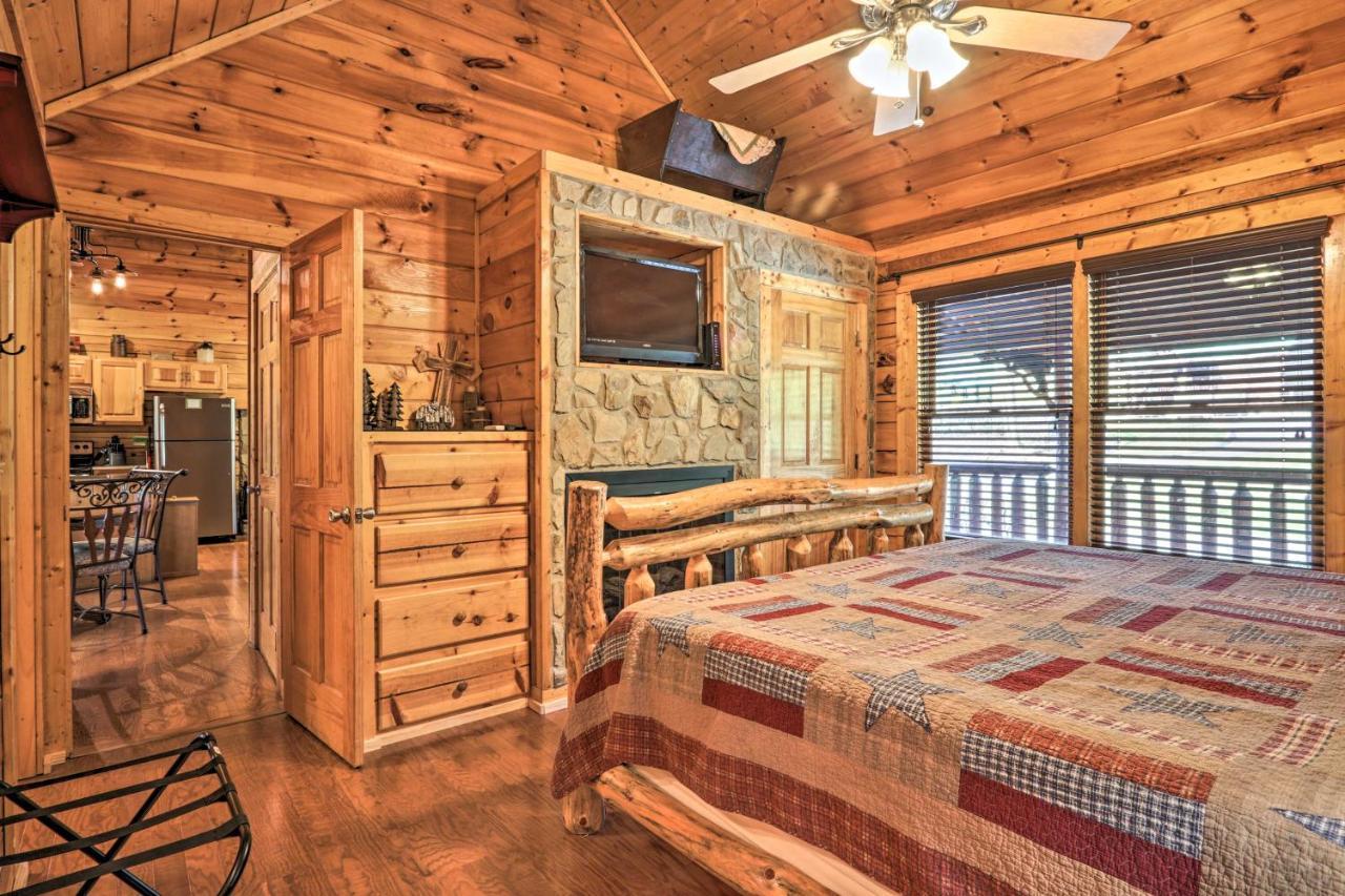 Hébergement de vacances Smoky Mountain With Game And Hot Tub! Pigeon Forge